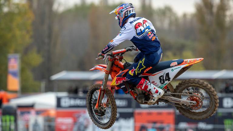 Herlings zweeft door de lucht in Mantova (foto: KTM Images/Ray Archer).