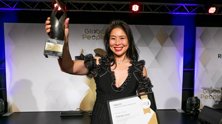 Yuwong Chou met haar Global People Award (beeld: Global People).