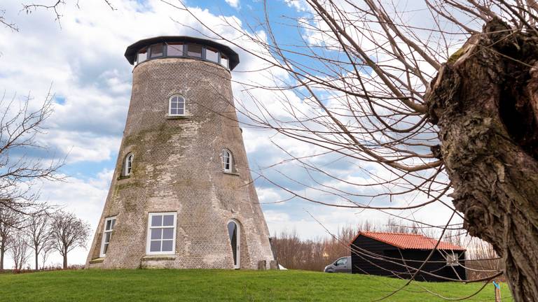 geboorte Metafoor De volgende In de oorlog uitkijkpost, nu woonhuis: deze bijzondere molen staat te koop  - Omroep Brabant