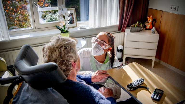 De besmettingscijfers in de verzorgingshuizen lopen op (foto: ANP). 