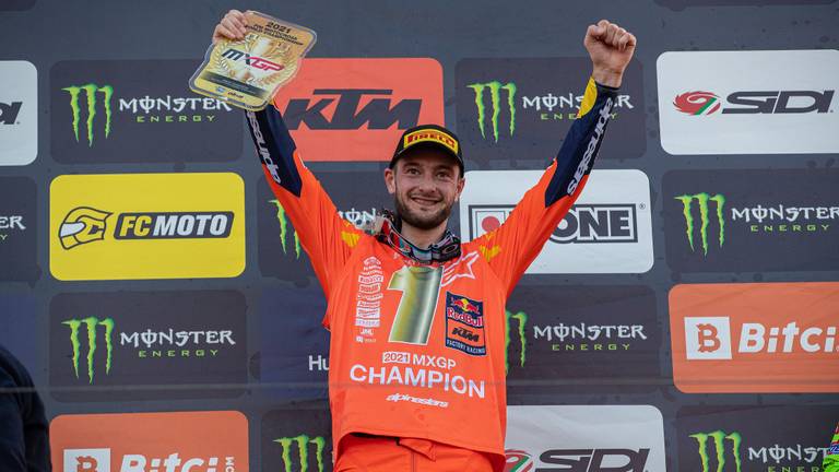 Herlings met de gouden plaat als winnaar van het WK MXGP (foto: KTM Images/Ray Archer).