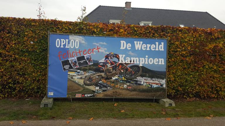 Felicitaties bij Herlings' huis van medebewoners uit Oploo.