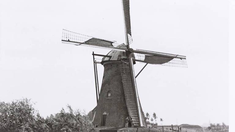 De molen, toen nog met wieken (foto: allemolens.nl).