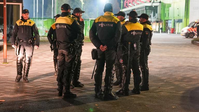 Politie grijpt in bij TOP Oss (Gabor Heeres/SQ Vision Mediaprodukties)