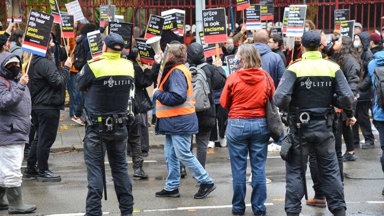 Kick-out Zwarte Piet demonstreert bij intocht in Breda