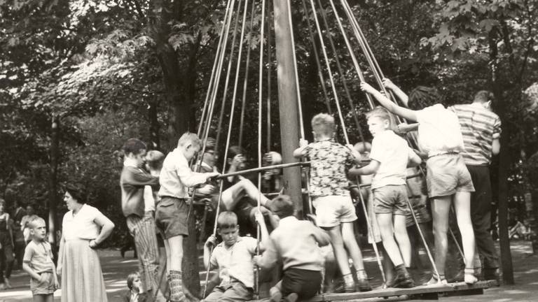 Kinderen spelen in de oude speeltuin (Foto: Efteling). 