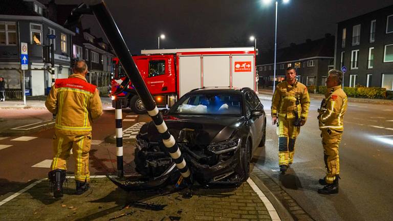De wagen die tot stilstand kwam, de brandweer hoefde niet veel te doen (foto: Dave Hendriks/SQ Vision Mediaprodukties).