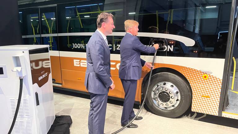 Koning Willem-Alexander bezoekt Ebusco in betere tijden  (Foto: Alice van der Plas)