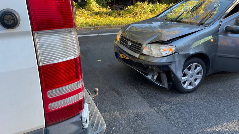 Een auto en bestelbusje botsten met elkaar (foto: Bart Meesters/SQ Vision). 