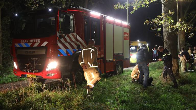 De brandweer hielp de vrouw uit het water (foto: Sander van Gils/SQ Vision).