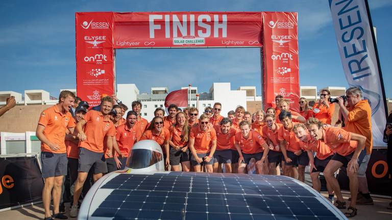 Het team bij de finish. Foto: Hans-Peter van Velthoven/Vattenfall Solar Team