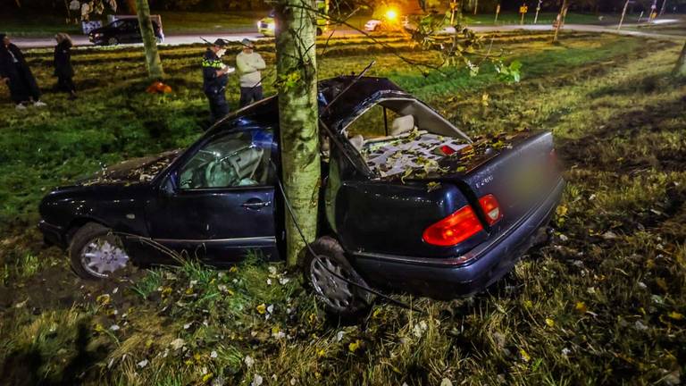 De auto belandde tegen een boom (foto: Dave Hendriks/SQ Vision).