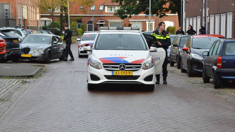 De politie in de Fagelstraat in Breda waar de auto crashte (foto: Perry Roovers/Q Vision).
