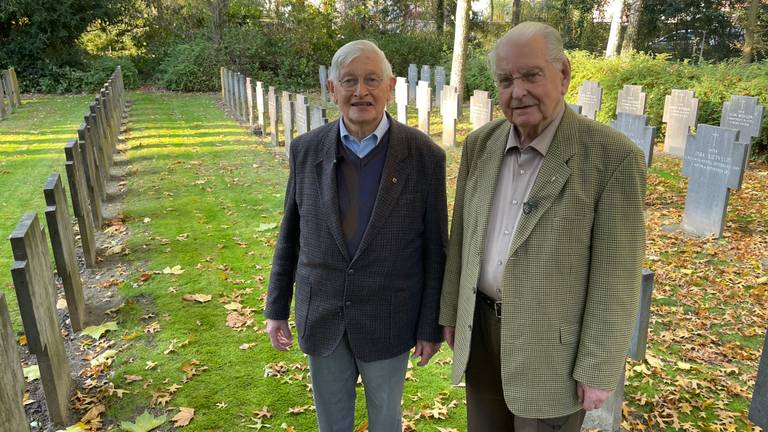 Paters Rein van Langen (l) en Piet Schellens bij hun overleden broeders (Foto: Alice van der Plas)