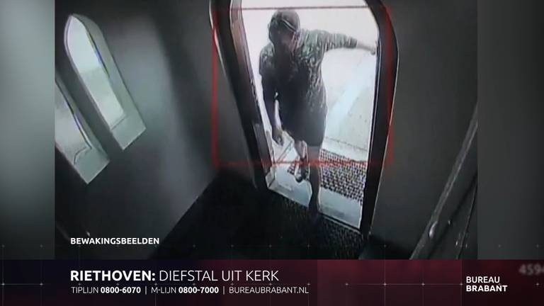 De politie brengt de dader van diefstal in een kerk in beeld.