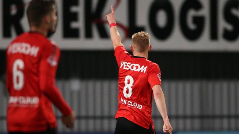 Jellert van Landshoot nadat hij een doelpunt heeft gemaakt (foto: Orange Pictures).