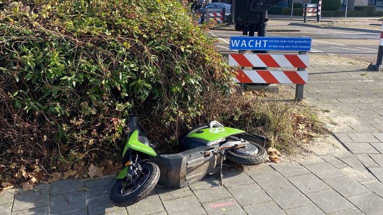 Een scooter aan de Helvoirtseweg Vught (Foto: Jan Peels).