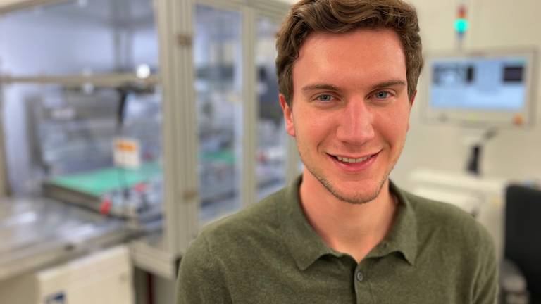 Bas Verkaik opent samen met jonge mede-ondernemers een nieuwe batterijfabriek (Foto: Alice van der Plas)