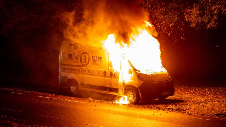 Ook al het gereedschap in de bus ging in vlammen op (Foto: Christian Traets, SQ Vision)