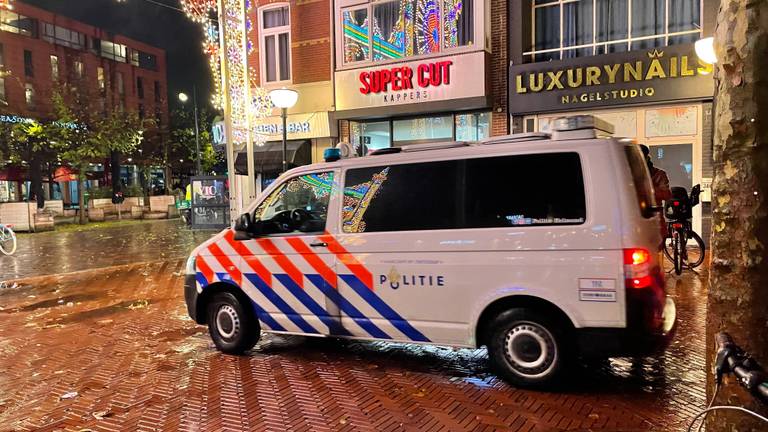 De politie is vrijdagavond in het Eindhovense centrum (foto: Tonnie Vossen).