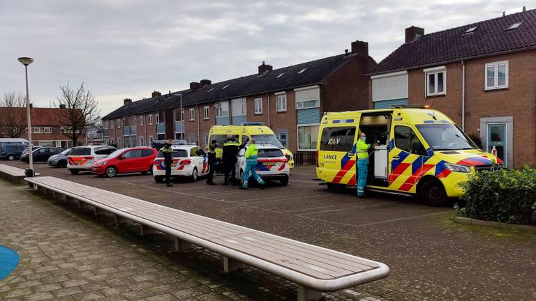 Vanwege de steekpartij op de Paulus Potterstraat in Vlijmen werden twee ambulances en een traumaheli opgeroepen (foto: Iwan van Dun/SQ Vision).