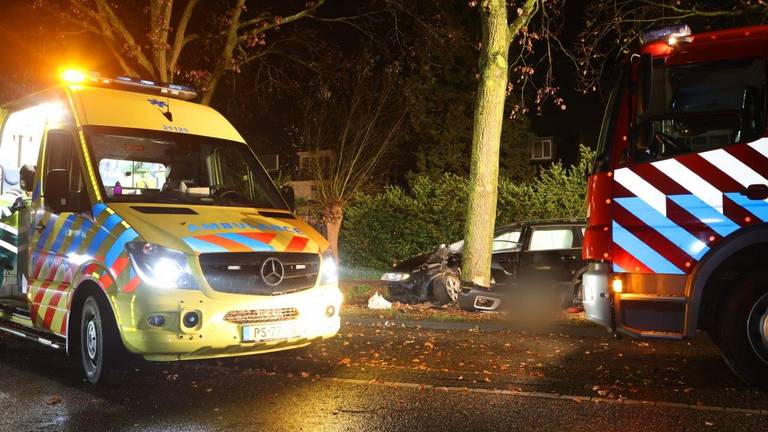 Na het ongeluk in Berlicum werden de brandweer en een ambulance opgeroepen (foto: Bart Meesters).
