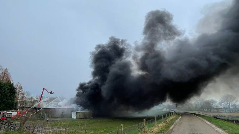 Dikke rookwolken door de brand in Hedel (foto: Bart Meesters/SQ Vision Mediaprodukties).