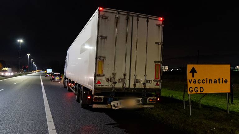De vrachtwagen raakte nauwelijks beschadigd (foto: Iwan van Dun/SQ Vision Mediaprodukties).