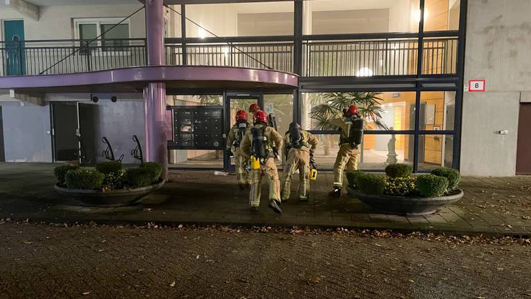 De brandweer had het vuur in de garagebox snel onder controle (foto: Harrie Grijseels/SQ Vision Mediaprodukties).