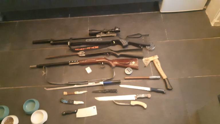 De gevonden wapens in Etten-Leur (foto: Politie Basisteam Weerijs).