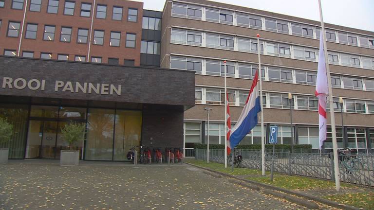 De vlaggen hangen halfstok bij De Rooi Pannen