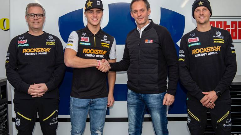 Motorcrosser Roan van de Moosdijk tekent nieuw contract.