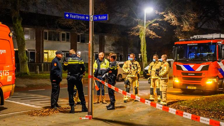 Vanwege de stank deed de brandweer onderzoek in de Eindhovense buurt Vaartbroek (foto: Sem van Rijssel/SQ Vision).