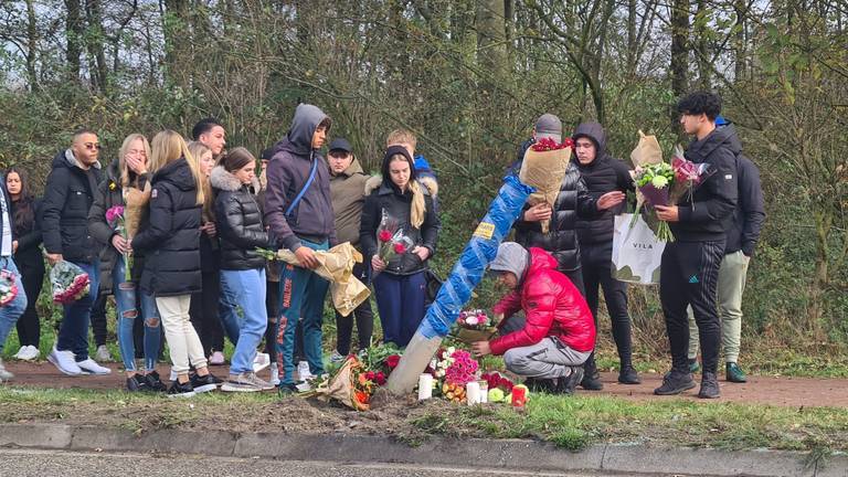 Veel mensen bezochten zondag de plaats van het dodelijke ongeluk in Helmond (foto: Noël van Hooft).