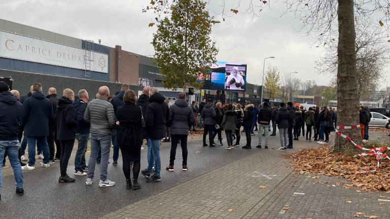 Ruim voordat de dienst begint verzamelen zich in Eindhoven al mensen die het afscheid willen volgen van Levi (foto: Jan Waalen).
