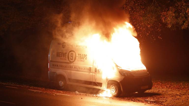In Roosendaal brandde een busje uit (Foto: Christian Traets/SQ Vision). 