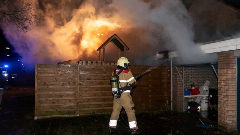 De brandweer kon voorkomen dat het vuur zou overslaan naar een huis in Vlijmen (foto: Jurgen Versteeg/SQ Vision).