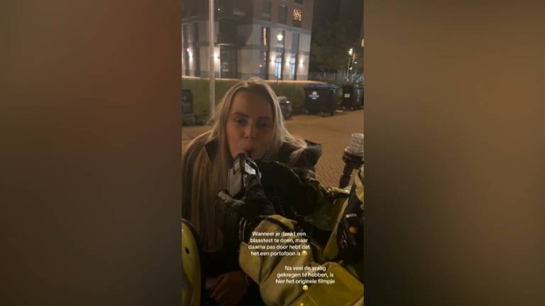 Kimberley doet blaastest op portofoon agent en miljoen kijkers lachen mee