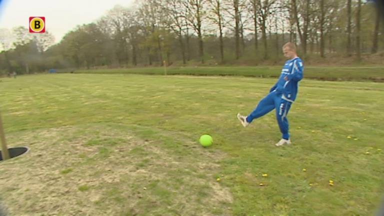 Tim Hofstede heeft moeite om de bal erin te chippen