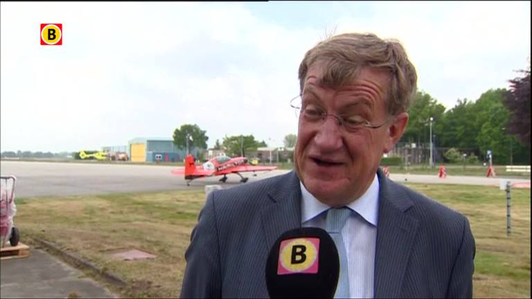 Burgemeester Uden vraagt op bijzondere manier aandacht voor evenement: hij gaat stuntvliegen!