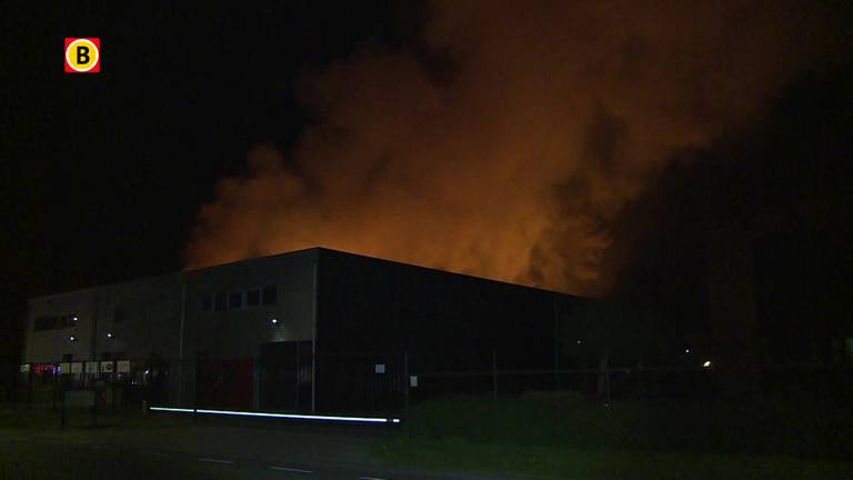 Zeer grote brand bij Debecom in Waalwijk