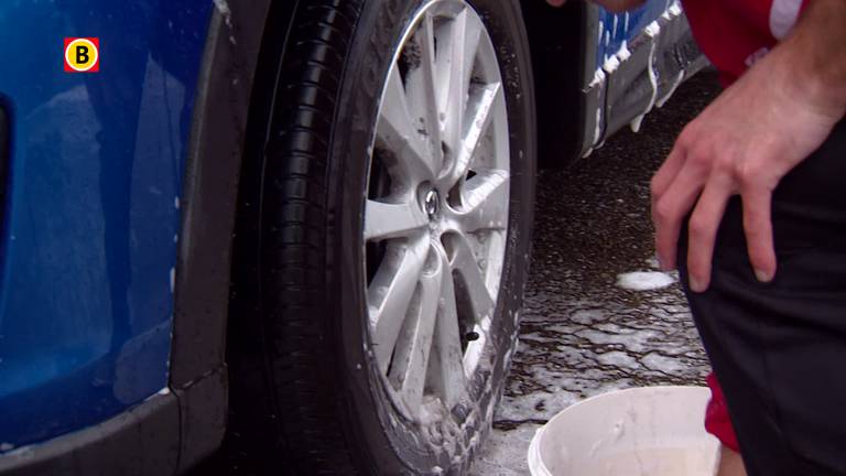Spelers Helmond Sport wassen auto's van supporters als goedmakertje