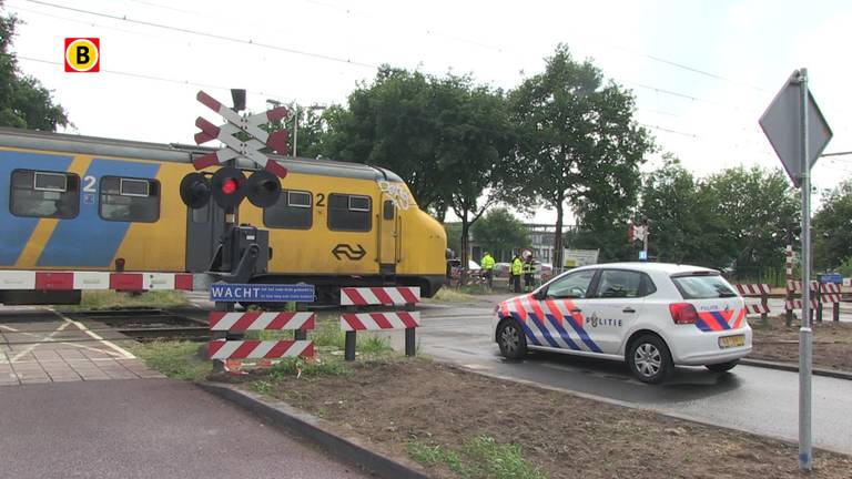 Fietser breekt been door ongeluk met trein bij Vijversingel in Oss,