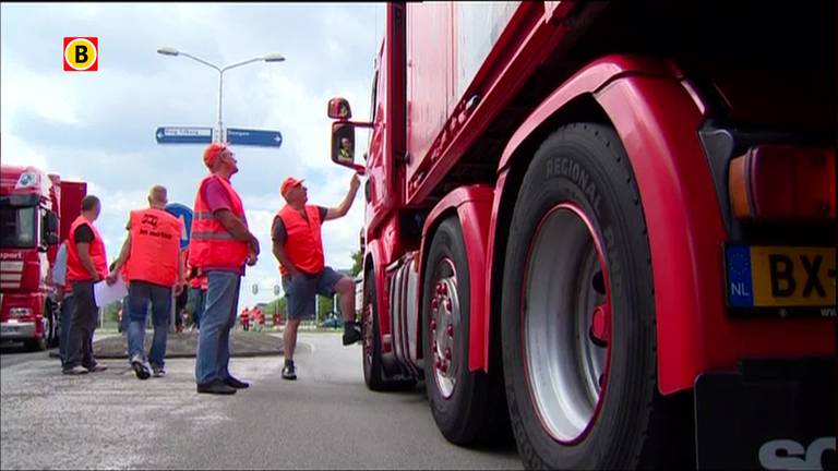 Vrachtwagens staan door de actie in de rij bij Coca-Cola