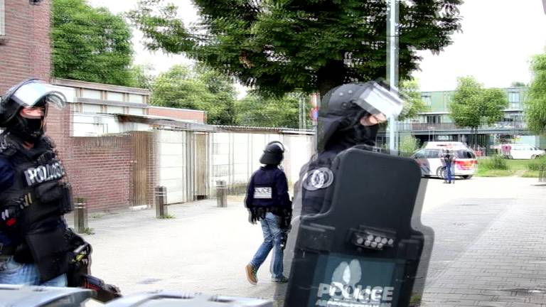 Zwaarbewapend arrestatieteam pakt twee mannen op in Kronehoefstraat in Eindhoven