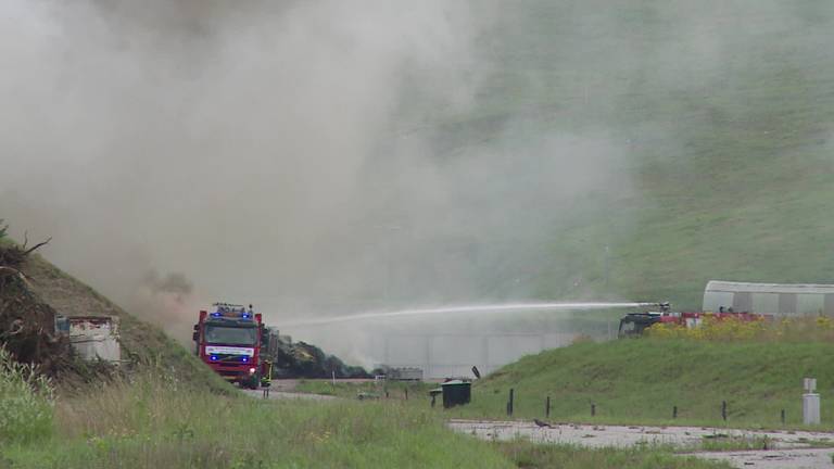 Bij afvalverwerker Attero aan de Vloeiveldweg in Tilburg-Noord was vanmiddag brand