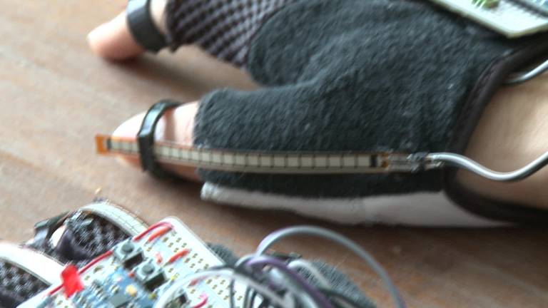 Slimme handschoen uit Eindhoven moet muis en toetsenbord vervangen