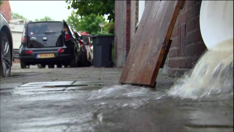 Het noodweer zorgde voor schade in de Kapelstraat in Tilburg