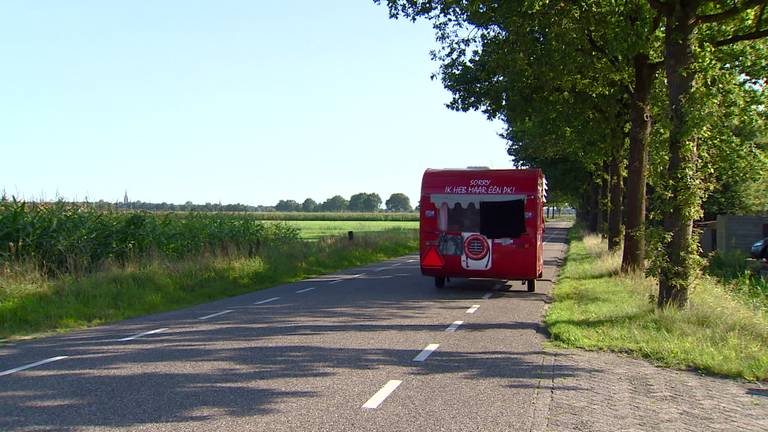Brandweerman trekt met pipowagen door Brabant voor Brandweer zonder Grenzen