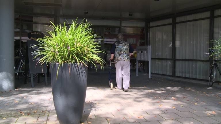 Nieuw en lekker goedkoop. Lunchen en of dineren in het restaurant van het bejaardenhuis om de hoek.
